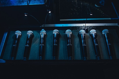 8本のワイヤレスマイク。（Photo by cherry chill will. / Yuji Kaneko）