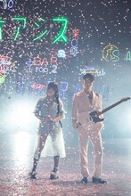 左からDAOKO、MIYAVI。