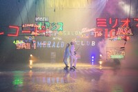 左からDAOKO、MIYAVI。