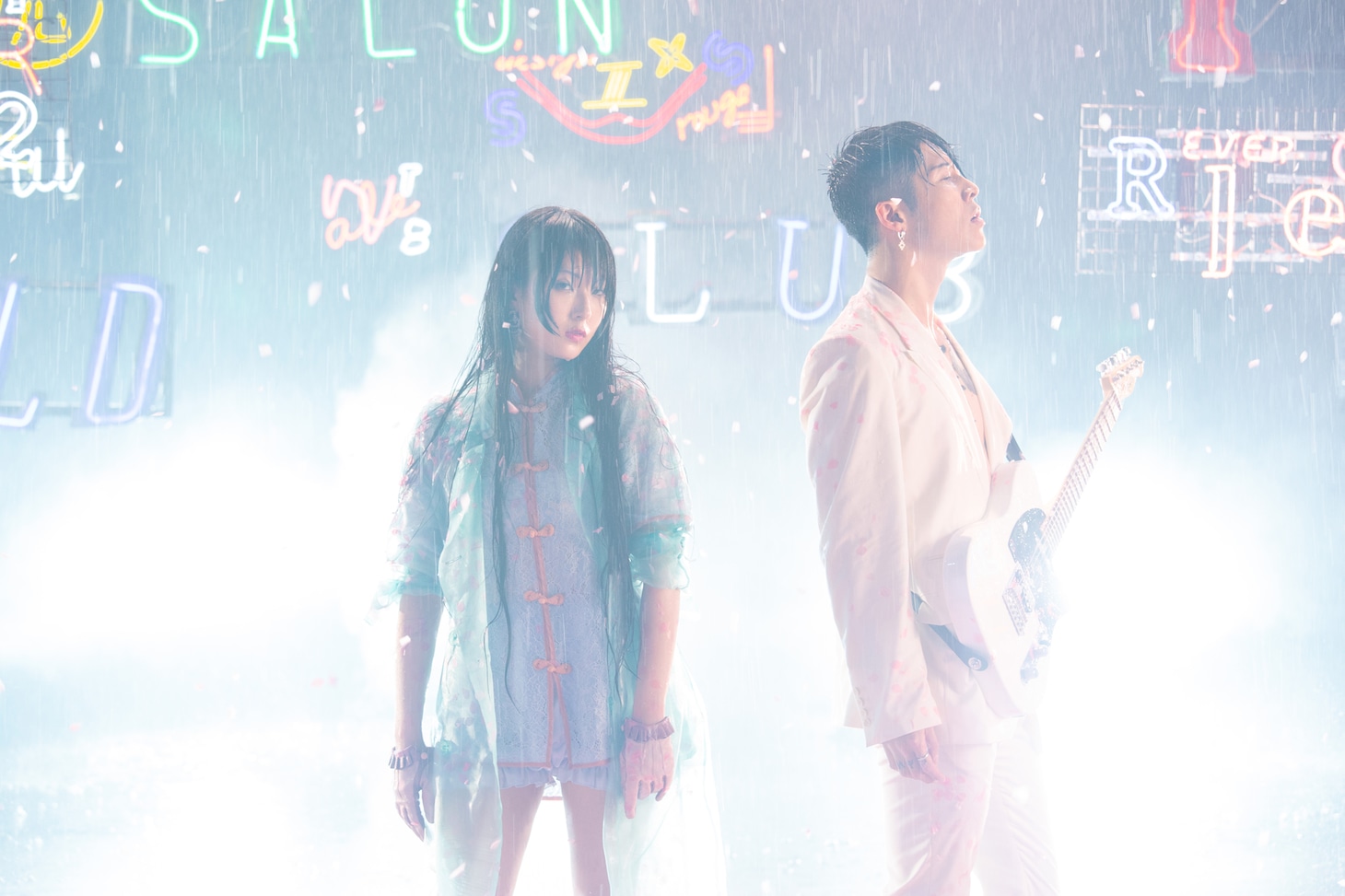 左からDAOKO、MIYAVI。