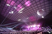 人気画像6位は「まふまふ、ドームを“僕たちだけの空間”にしたワンマン『生まれ変わっても僕に生まれたい』」より、まふまふ「ひきこもりでもLIVEがしたい！～すーぱーまふまふわーるど2019＠メットライフドーム～」の様子。（撮影：加藤千絵［CAPS］/ 小松陽祐［ODD JOB］ / 新澤和久 / 堀卓朗［ELENORE］）