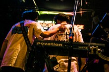 左からヤマサキセイヤ（Vo, G / キュウソネコカミ）、ヨコタシンノスケ（Key, Vo / キュウソネコカミ）。（撮影：新倉映見）