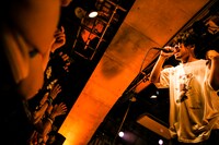 ヨコタシンノスケ（Key, Vo / キュウソネコカミ）（撮影：新倉映見）