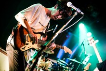 オカザワカズマ（G / キュウソネコカミ）（撮影：新倉映見）