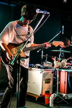 オカザワカズマ（G / キュウソネコカミ）（撮影：新倉映見）