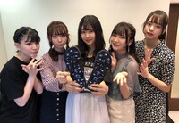 ラクマとのコラボデザインビーチサンダルを持つわーすた。