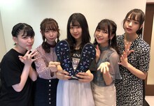 ラクマとのコラボデザインビーチサンダルを持つわーすた。