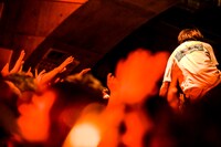 観客の上で歌うヤマサキセイヤ（Vo, G / キュウソネコカミ）。（撮影：新倉映見）