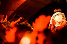 観客の上で歌うヤマサキセイヤ（Vo, G / キュウソネコカミ）。（撮影：新倉映見）