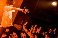 ウォールオブデスを発生させるヤマサキセイヤ（Vo, G / キュウソネコカミ）。（撮影：新倉映見）