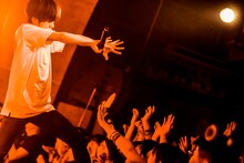 ウォールオブデスを発生させるヤマサキセイヤ（Vo, G / キュウソネコカミ）。（撮影：新倉映見）