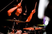 ソゴウタイスケ（Dr / キュウソネコカミ）（撮影：新倉映見）