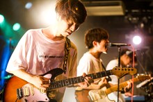 オカザワカズマ（G / キュウソネコカミ）（撮影：新倉映見）