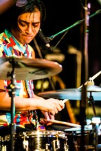 疋田武史（Dr / アルカラ）（撮影：新倉映見）