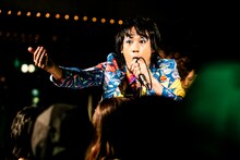 尾形回帰（Vo / HERE）（撮影：新倉映見）