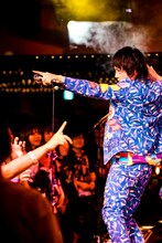 尾形回帰（Vo / HERE）（撮影：新倉映見）