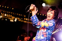 尾形回帰（Vo / HERE）（撮影：新倉映見）