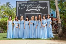 ブライズメイドの衣装を着たTWICE。