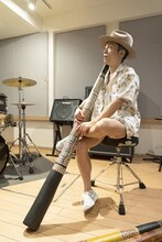 師匠のジャルー・グルウィウィが作ったディジュリドゥ（イダキ）を持つGOMA。