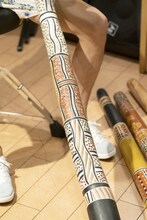 師匠のジャルー・グルウィウィさんが作ったディジュリドゥ。師匠の娘・セルマさんがペイントを施した。