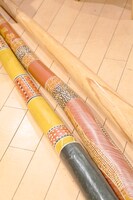 右がGOMAの作ったディジュリドゥ。左の2点はペイントも師匠が手掛けた。