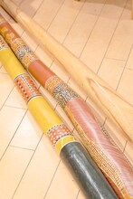 右がGOMAの作ったディジュリドゥ。左の2点はペイントも師匠が手掛けた。