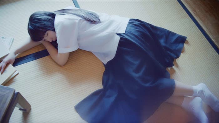 堀江由衣の新曲MV公開、制服姿で“文学少女の1日”表現（動画あり