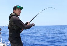 ヒットの感触に興奮する山下健二郎。 (c)テレビ新広島