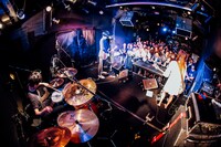 MASS OF THE FERMENTING DREGS（撮影：西槇太一）