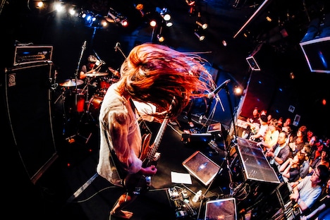 MASS OF THE FERMENTING DREGS（撮影：西槇太一）