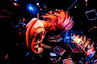 宮本菜津子（Vo, B / MASS OF THE FERMENTING DREGS）（撮影：西槇太一）