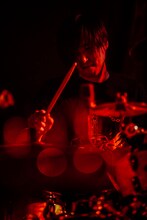 疋田武史（Dr / アルカラ）（撮影：西槇太一）