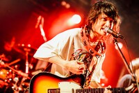 稲村太佑（Vo, G, Violin / アルカラ）（撮影：西槇太一）