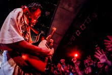 稲村太佑（Vo, G, Violin / アルカラ）（撮影：西槇太一）