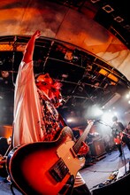 稲村太佑（Vo, G, Violin / アルカラ）（撮影：西槇太一）