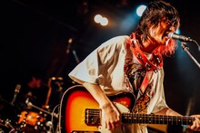 稲村太佑（Vo, G, Violin / アルカラ）（撮影：西槇太一）