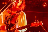 稲村太佑（Vo, G, Violin / アルカラ）（撮影：西槇太一）