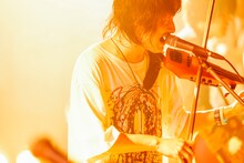 稲村太佑（Vo, G, Violin / アルカラ）（撮影：西槇太一）