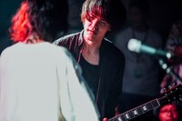 アルカラのサポートを務める爲川裕也（G）。（撮影：西槇太一）