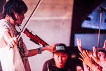 稲村太佑（Vo, G, Violin / アルカラ）（撮影：西槇太一）