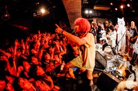 アンコールでの稲村太佑（Vo, G, Violin / アルカラ）。（撮影：西槇太一）