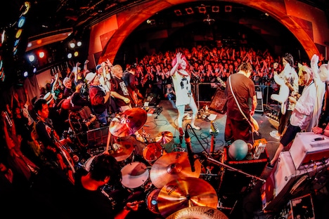 アルカラのアンコールの様子。（撮影：西槇太一）