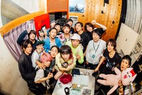 アルカラと出演アーティスト。（撮影：西槇太一）