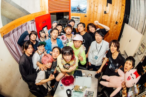 アルカラと出演アーティスト。（撮影：西槇太一）