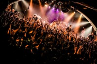 アルカラのライブの様子。（撮影：新倉映見）