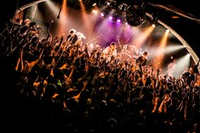 アルカラのライブの様子。（撮影：新倉映見）