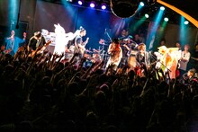 アルカラのライブの様子。（撮影：新倉映見）