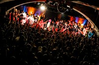 アルカラのアンコールの様子。（撮影：新倉映見）