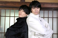 着ぐるみアクターに扮した超特急のユースケとタカシ。