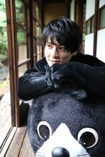 縁側でひと休みするユースケ。